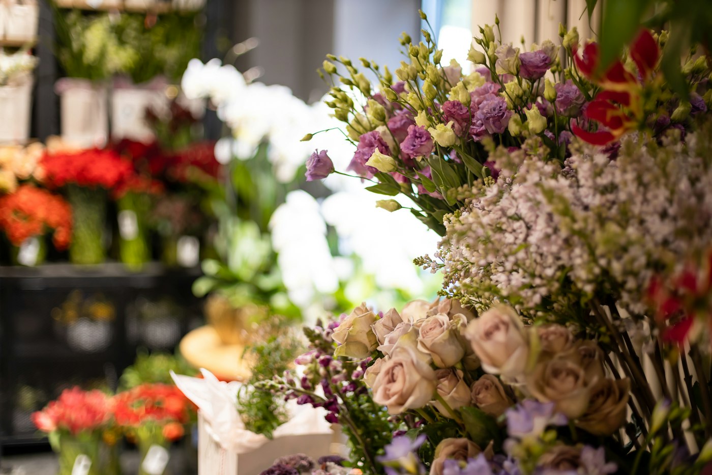 Interior del estudio floral con flores de temporada