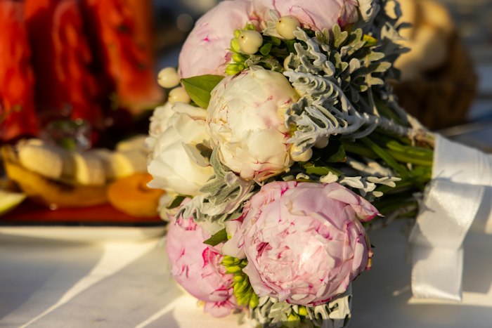 Ramo pastel de peonías rosas y blancas